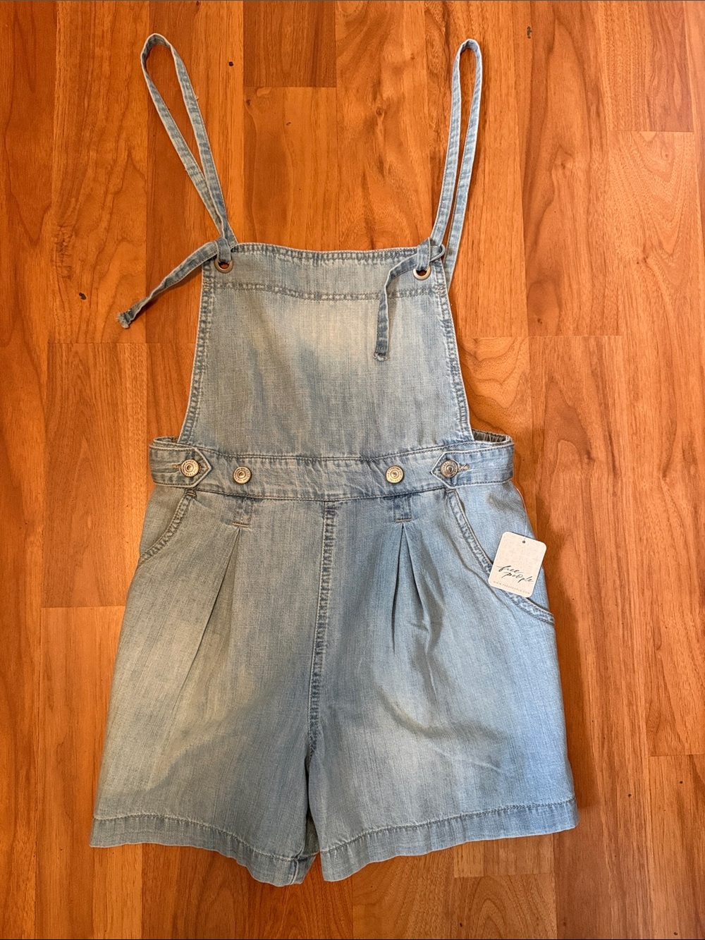 BNWT Women’s Light Wash Denim Short Overalls